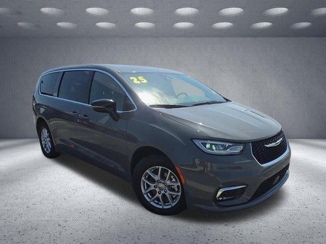 2025 Chrysler Pacifica Select's photo