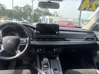2024 Mitsubishi Outlander SE
